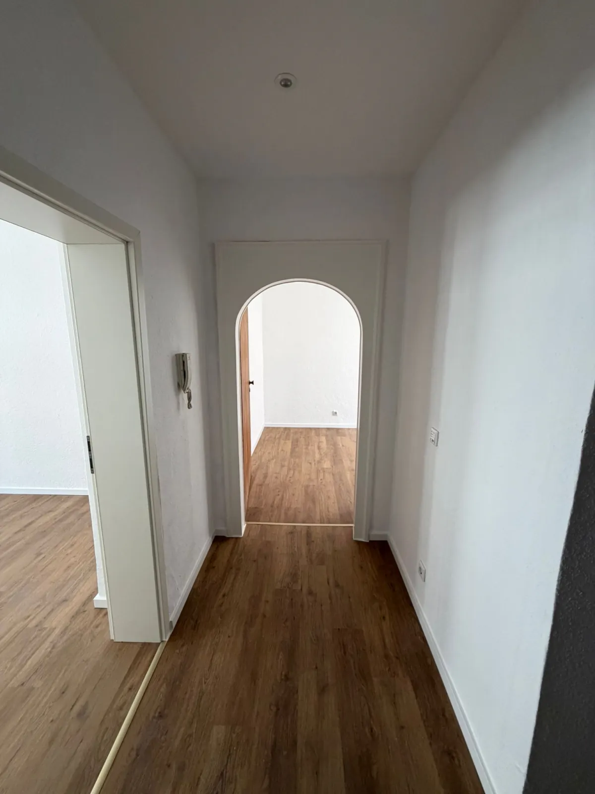 Renovierte Wohnung mit Flur und Rundbogen — Lomi-Bau