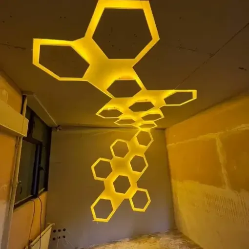 LED-Wabenbeleuchtung an der Decke — Lomi-Bau