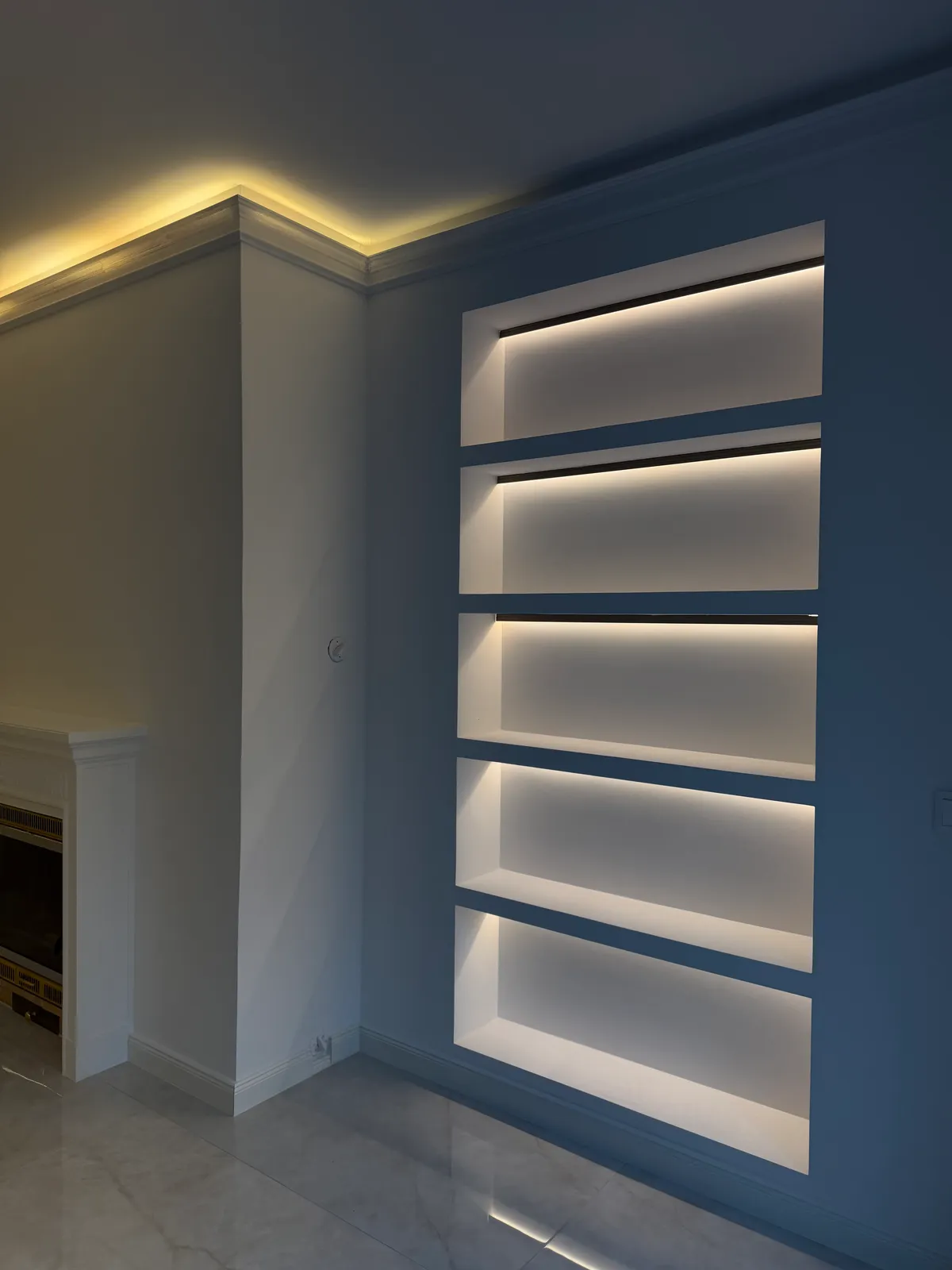 Wandnische aus Trockenbau mit indirekter LED-Beleuchtung — Lomi-Bau